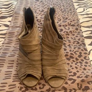 Peep toe Nine West suede shooties